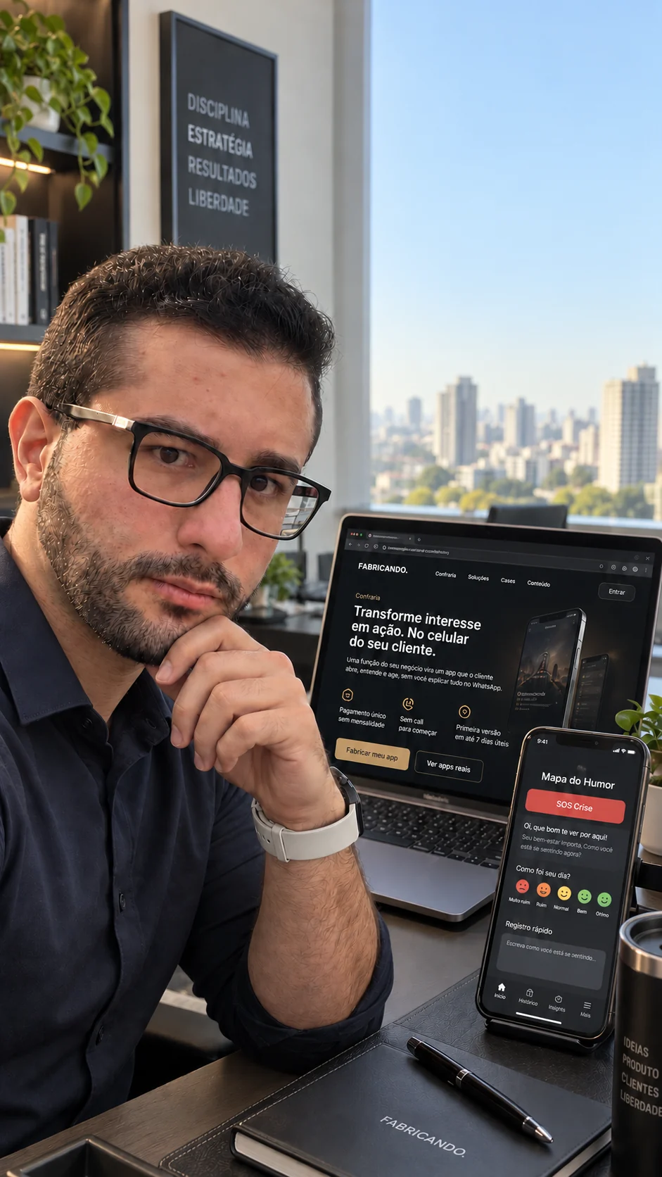 Leonardo Becker em seu espaço de trabalho, com projetos da Fabricando no computador e no celular